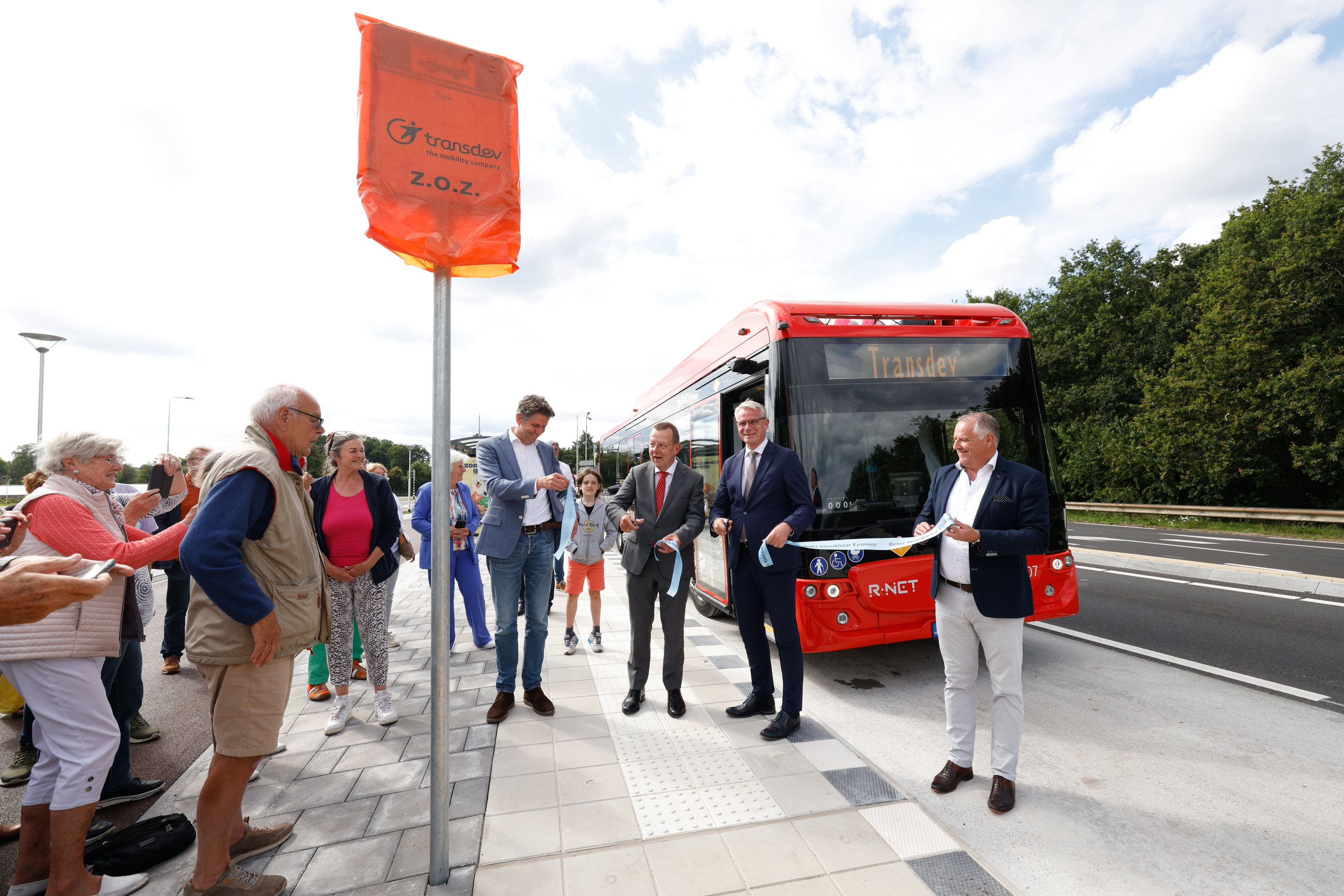 Een foto van Wethouder Theo Reijn en Jeroen Olthof voor een bus tijdens de opening van de HOV-lijn.