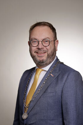 Burgemeester R. van Benthem RA